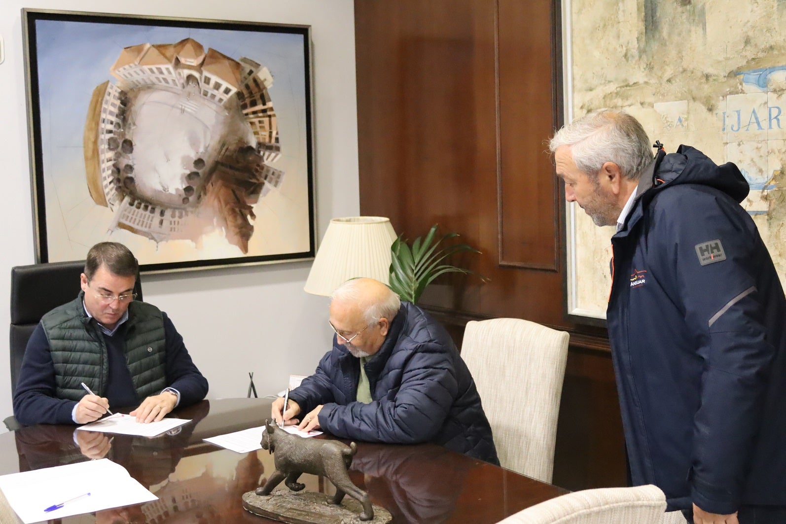 PEDRO LUIS RODRÍGUEZ Y ALFONSO SOTO FIRMAN EL CONVENIO EN PRESENCIA DEL CONCEJAL DE FESTEJOS, LUCAS GARCÍA. 