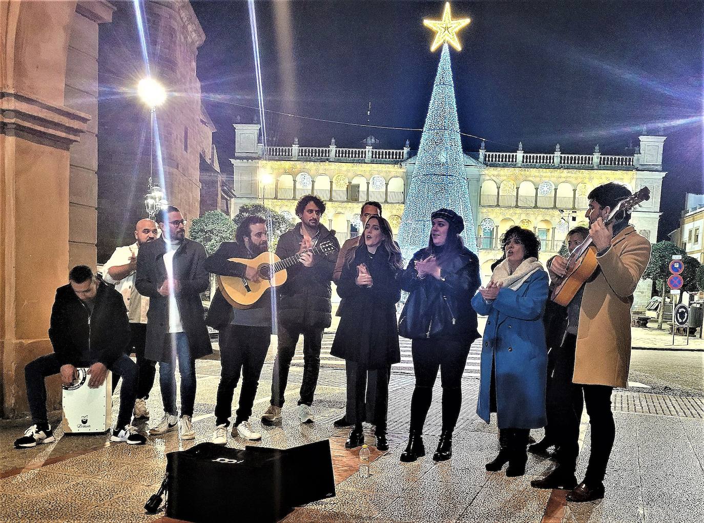 El grupo de Mario Moraga, durante su actuación en el Arco de Correos, justo al lado del Ayuntamiento. 