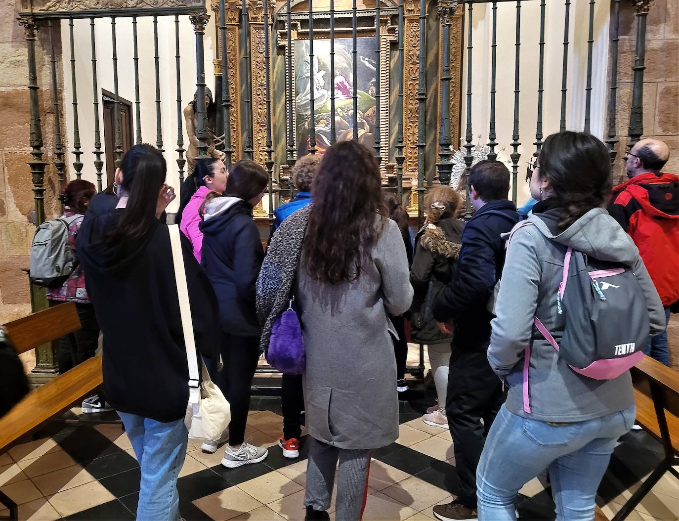 Los participantes contemplan el famoso cuadro del Grego en la iglesia de Santa María. 