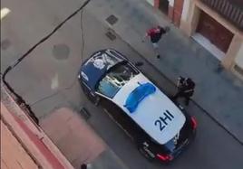 El agresor se dirige al policía con un martillo y un cuchillo