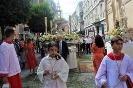 Paso del Santísimo por la ermita de la Virgen de la Cabeza.