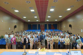 Foto de familia de los responsables de los proyectos premiados en el salón de actos del centro.