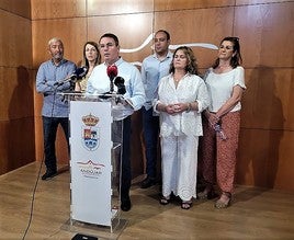 Pedro Luis Rodríguez en su comparecencia, junto a ediles del gobierno.