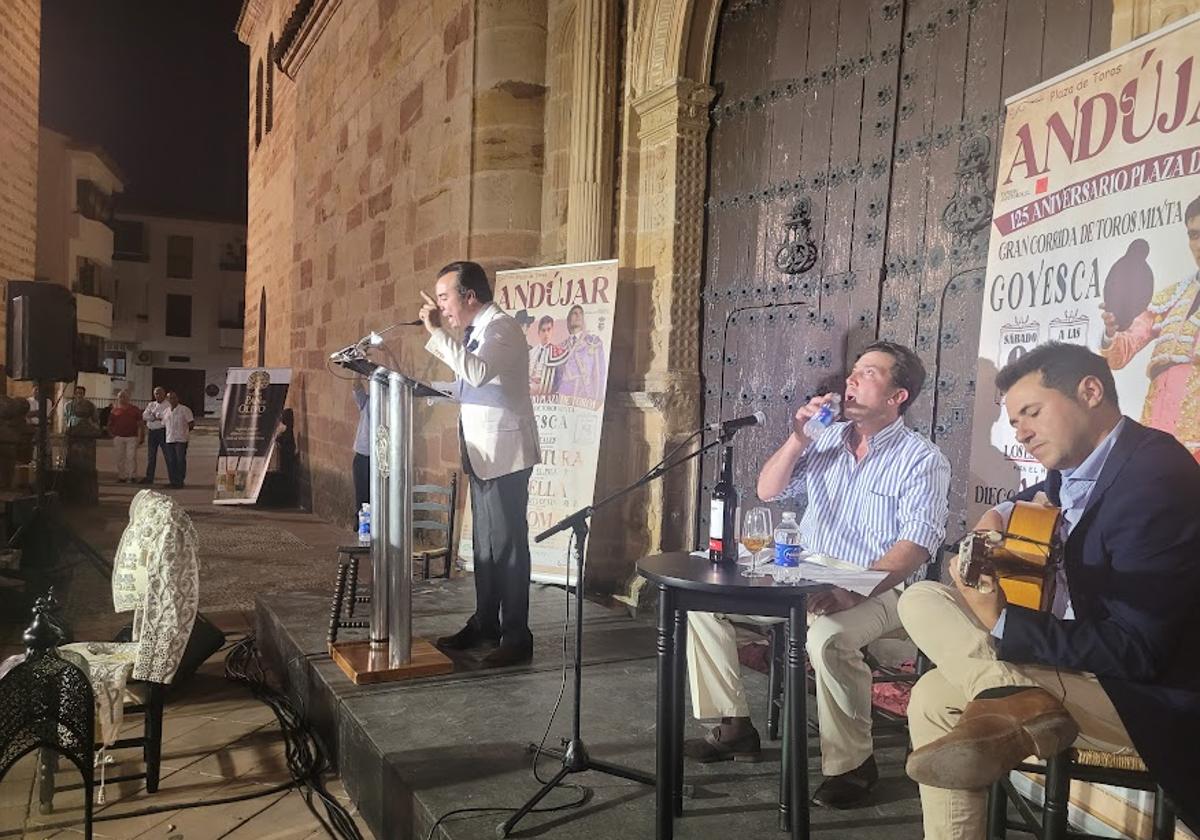 José León, durante su disertación este viernes en la plaza de Santa María iliturgitana.