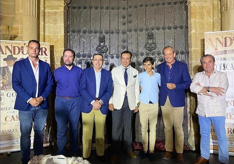 Autoridades con el pregonero en la presentación del cartel para la próxima feria.