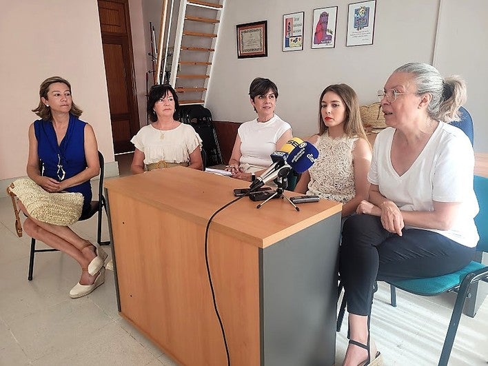 Encarna Camacho, Marí Carmen Rueda, Rosa Sola, Lidia Amaro y Ana Colmenero.