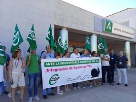 Afiliados al CSIF en la concentración de ayer.