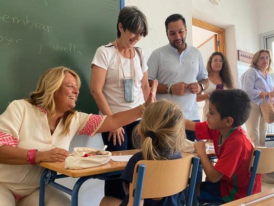 La delegada de Inclusión Social apoya la escuela de verano de Andújar