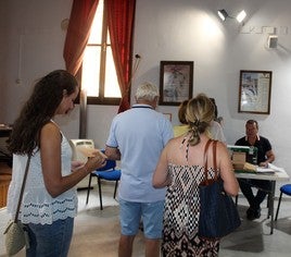 Votantes en el Palacio de los Niños de Don Gome.