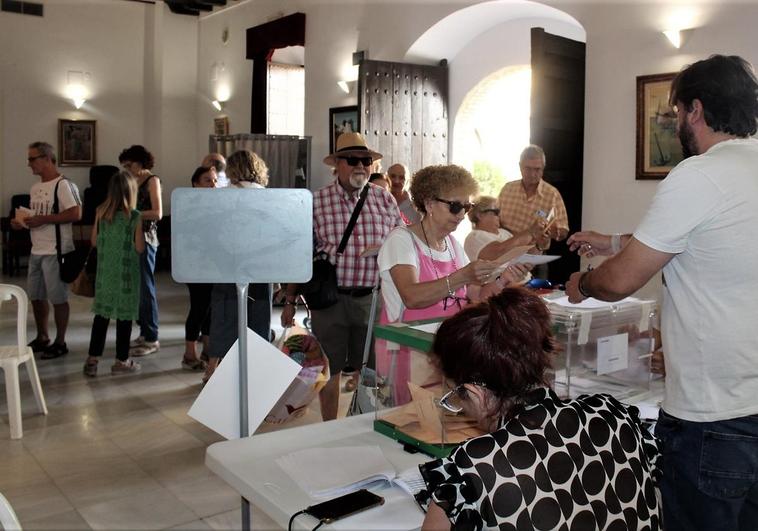 Ciudadanos votando esta mañana en el Palacio de los Niños de Don Gome.