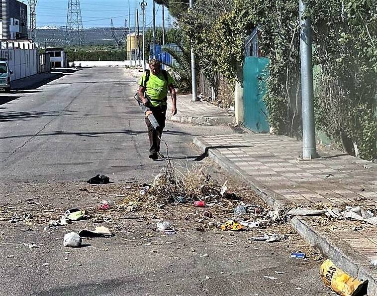 La limpieza del Poligono Ave María mitiga las quejas de los empresarios