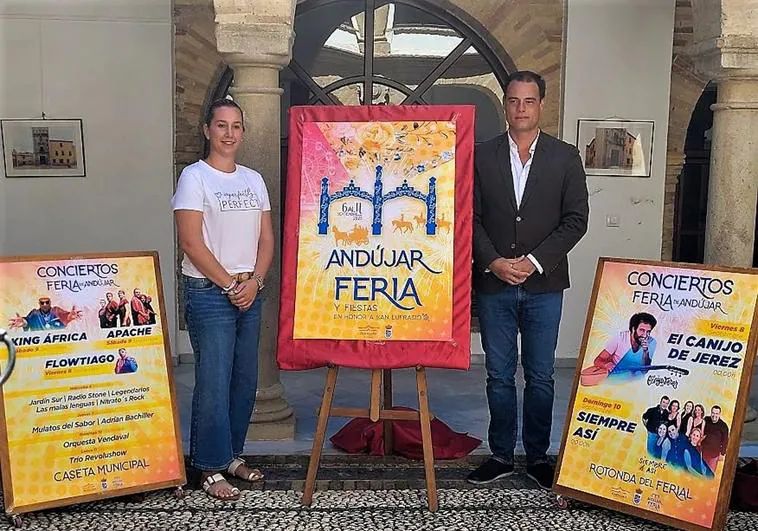 María José Fuentes y Antonio Torres posan con los carteles.
