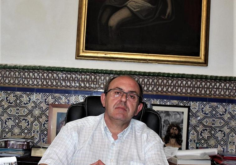 Pedro Montesinos, en su despacho de la parroquia de Santa María la Mayor de Andújar.