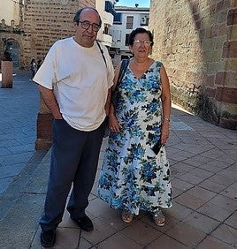 José Navas y Paqui Expósito, en la plaza de Santa María, de Andújar.