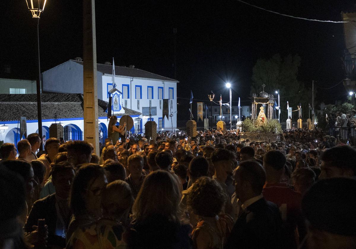 Una marea humana acompaña a la Morenita a su paso por la casa de cofradías de Andújar.