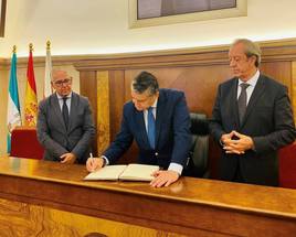 Antonio Sanz durante su visita al Ayuntamiento de Andújar.