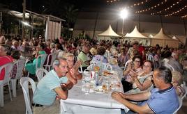 Asistentes a la cena de los mayores.