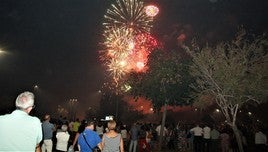 Fuegos artificiales ayer en la explanada de la Piscina Cubierta.