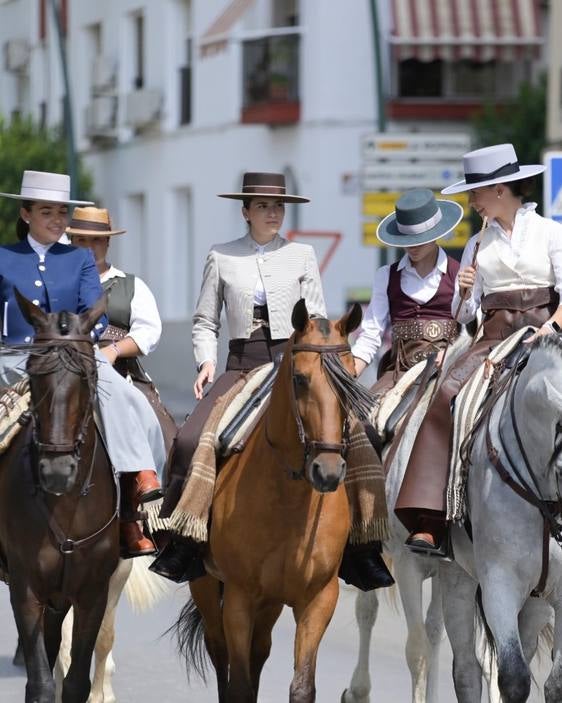 Amazonas galopan por la ciudad durante el recorrido.