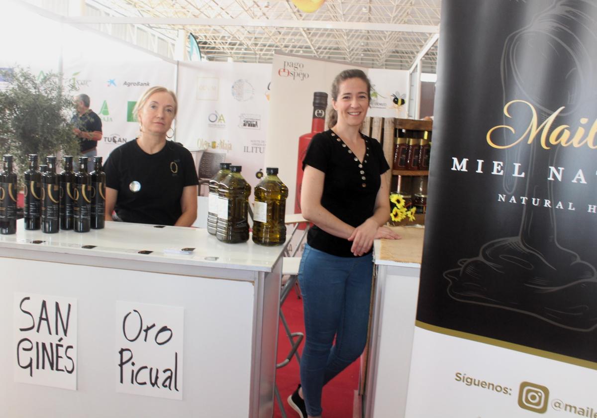 Los productos agroalimentarios de calidad de la zona se muestran en la feria.