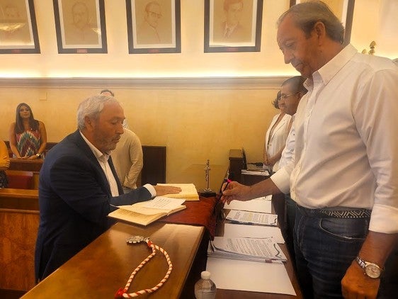Lucas García jura su cargo como concejal.