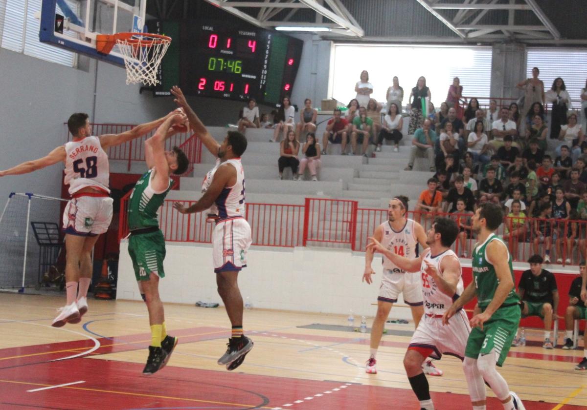 Defensores del CB La Zubia tratan de abortar una acción ofensiva de los locales.