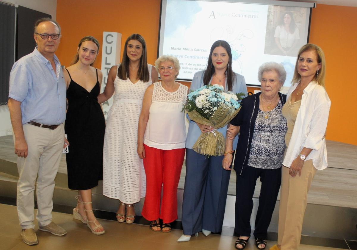 María posa con el ramo de flores tras la presentación de su 'opera prima'.