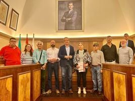 Carmona con representantes de los colectivos, esta mañana, en el salón de plenos.
