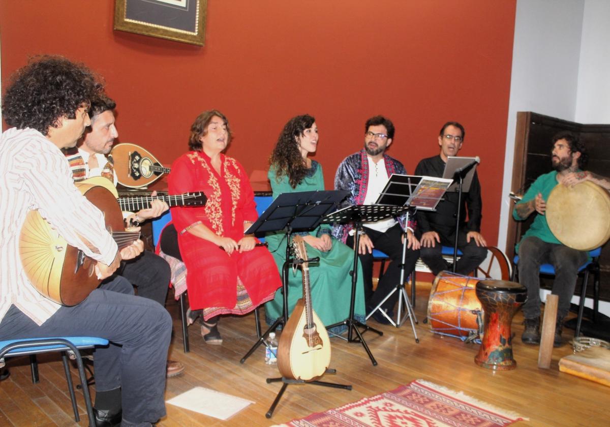 Concierto de grupo granadino, que glosó la vuelta al mundo.
