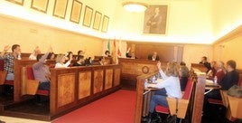 Votación de las tasas durante el pleno,