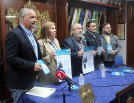 Los conferenciantes con los representantes de la Cofradía Matriz con los carteles de las charlas.