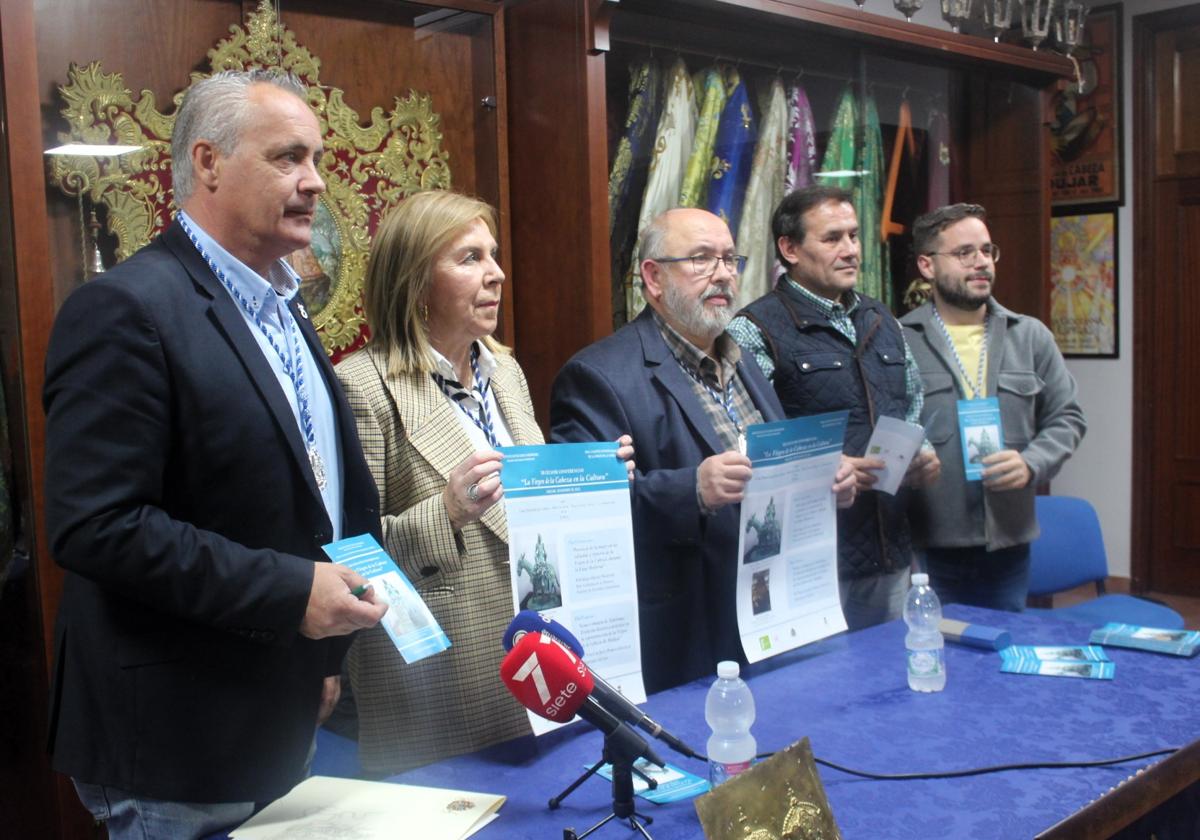 Los conferenciantes con los representantes de la Cofradía Matriz con los carteles de las charlas.