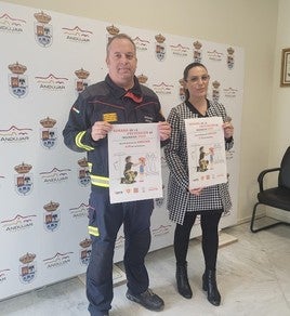 Juan Cámara y Almudena García con los carteles.