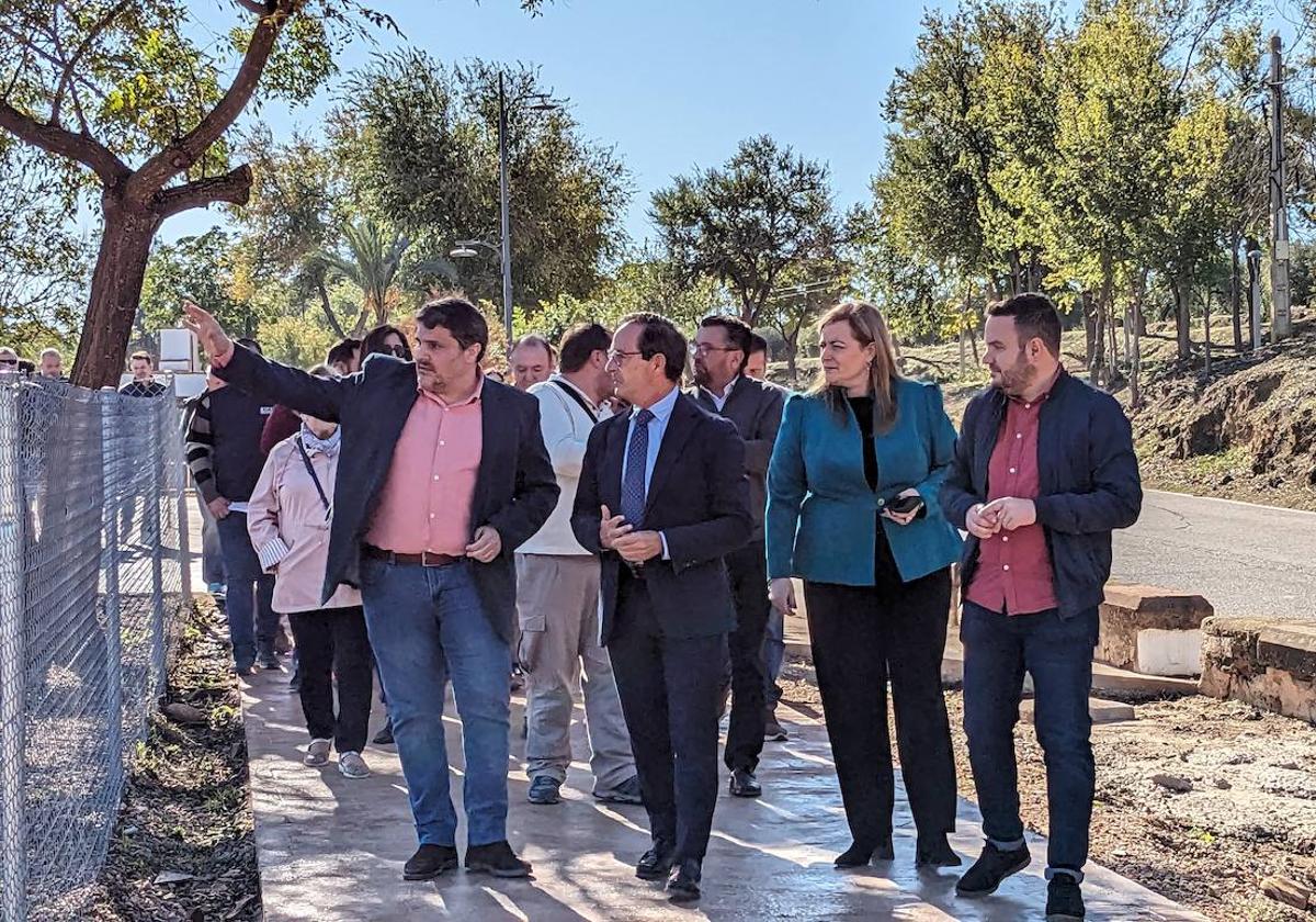 Asistentes al acto de inauguración.