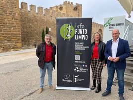 EL diputado provincial con los responsables del Ayuntamiento de Lopera.