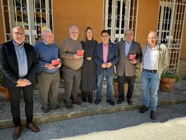 Los militantes homenajeados posan con los responsables del partido.