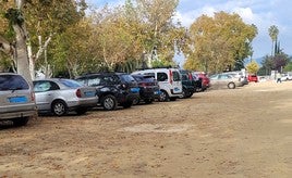 Vehículos estacionados ayer martes en la zona.