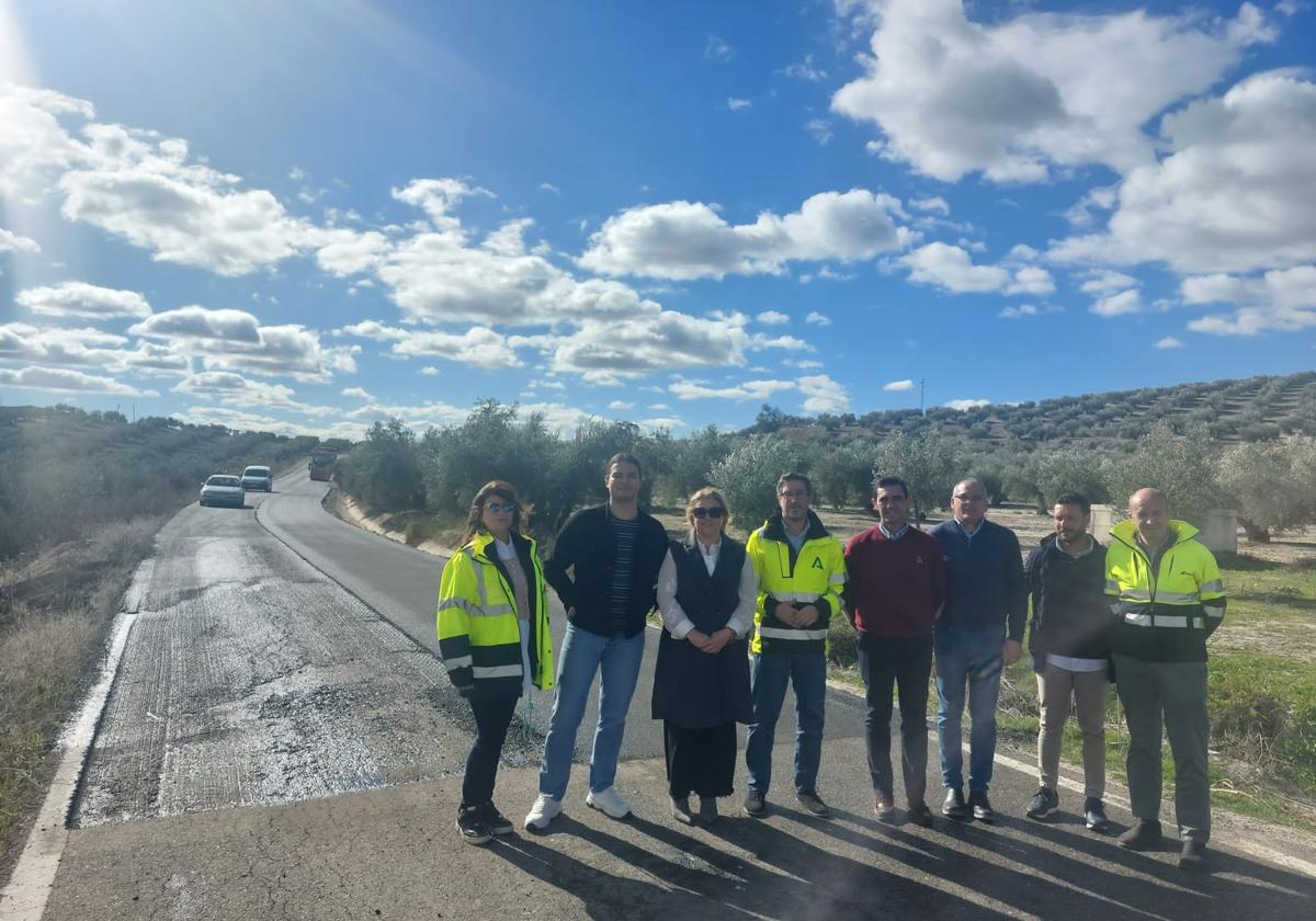 Cronteras acompñado de autoridades municipales.