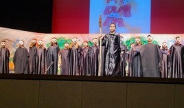 El alumnado, ayer durante la representación en el Teatro Principal.