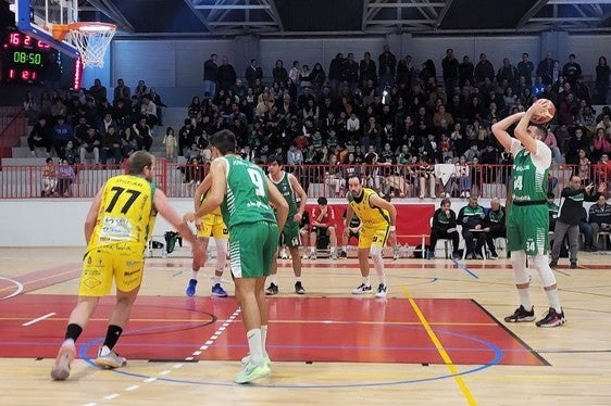 El CB Andújar vende cara su derrota ante el líder, pese a los contratiempos