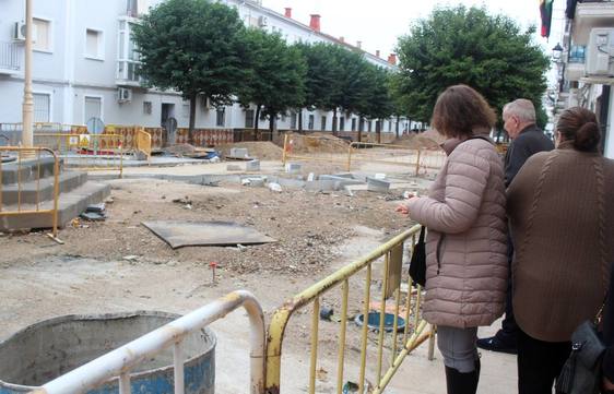 La vecindad de la calle 19 de Abril se revuelve contra la paralización de las obras
