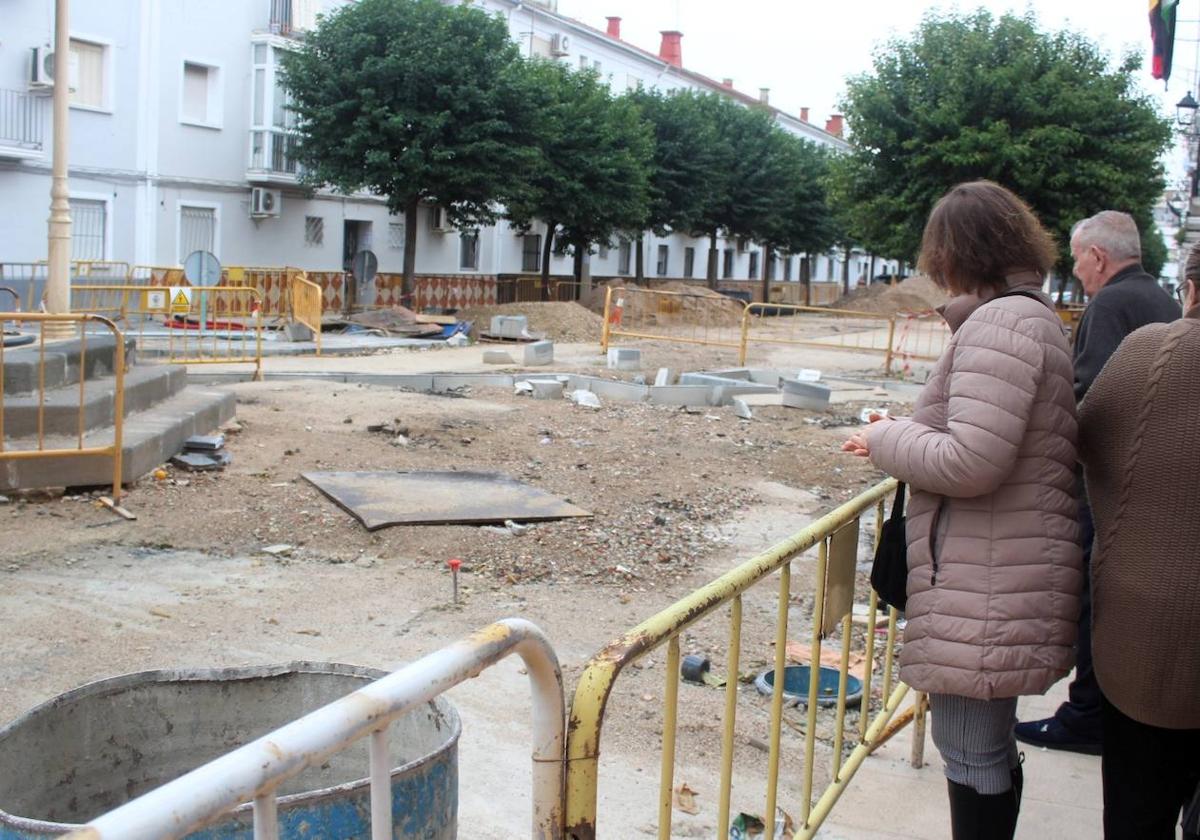 Vecinos contemplan tras las vallas como han quedado las obras.