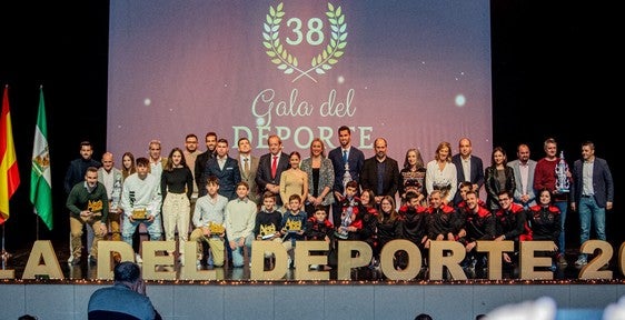 Los galardonados posan con las autoridades.
