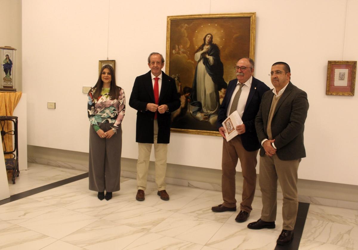 Azucena Cepedello, Paco Carmona, Juan Vicente Córcoles y Manuel Fernádez en la inauguración de este viernes.
