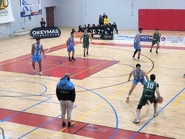 MÁRQUEZ BOTA LA BOLA PARA INICIAR UNA JUGADA DE ATAQUE.