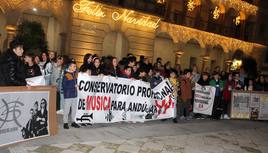Los jóvenes estudiantes y sus padres en la concentración del pasado viernes.