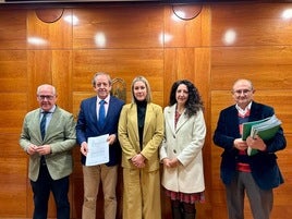 Jesús Estrella, Paco Carmona, y María José Fuentes junto con responsables de la delegación de empleo.