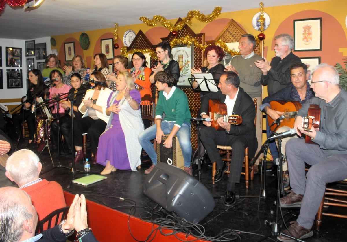 Actuación de la peña flamenca Los Romeros en el certamen de villancicos.