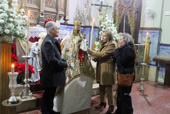 El presidente de la Cofradía Matriz, Manuel José Gómez, y la hermana mayor, Isabel Moya, atienden a una mujer que se acerca a la Virgen.