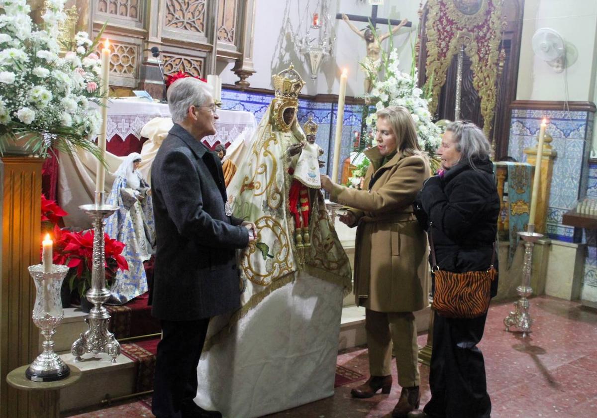 La ciudadanía venera a su 'Morenita', también por Navidad